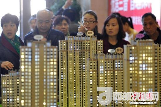 資料圖：民眾選購商品房。 <a target='_blank' >中新社</a>記者 韋亮 攝