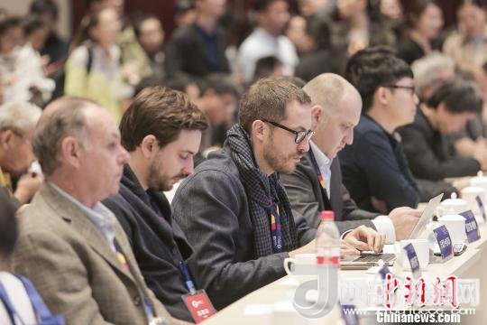 河北工業(yè)設(shè)計創(chuàng)新中心(以下簡稱HIDC)啟動儀式暨“設(shè)計促轉(zhuǎn)型·創(chuàng)新贏未來”國際工業(yè)設(shè)計工作坊26日在河北省省會石家莊市舉行。圖為與會各國設(shè)計師?！⌒ば?攝