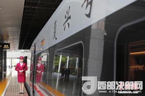 資料圖：4月10日，列車員在“復(fù)興號”列車旁迎接旅客的到來。 <a target='_blank'  data-cke-saved- >中新社</a>記者 殷立勤 攝
