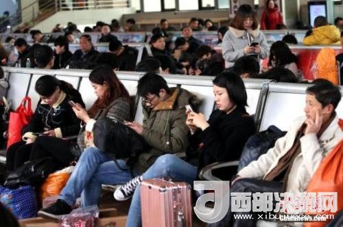 資料圖：移動互聯網時代，旅客都拿著手機打發(fā)時間。<a target='_blank' >中新社</a>記者 王中舉 攝