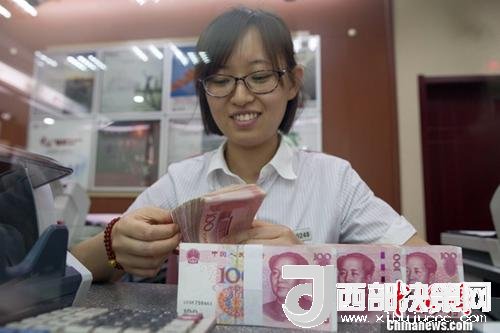 7月5日，山西太原一銀行工作人員正在清點(diǎn)貨幣。人民幣對(duì)美元匯率中間價(jià)在經(jīng)歷了過去11個(gè)交易中的10次下調(diào)后終于迎來大漲。5日，中國外匯交易中心公布人民幣對(duì)美元匯率中間價(jià)報(bào)6.6180，較前一交易日大幅上調(diào)415個(gè)基點(diǎn)，創(chuàng)下自2017年10月11日以來的最大升幅。<a target='_blank' >中新社</a>記者 張?jiān)?攝