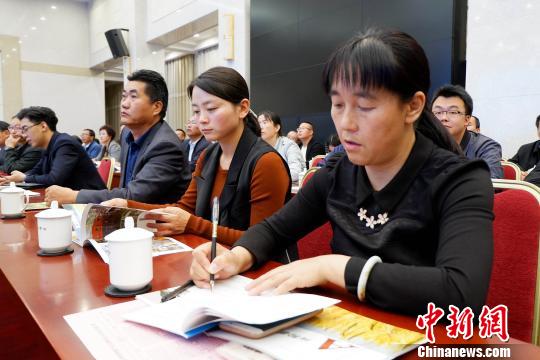 圖為與會嘉賓聆聽專家演講?！±铍h 攝