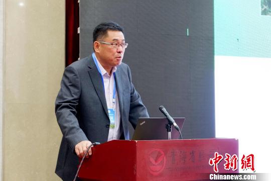 圖為青海省農林科學院副院長、國家大麥青稞產(chǎn)業(yè)技術體系崗位科學家遲德釗正在發(fā)言。　李雋 攝