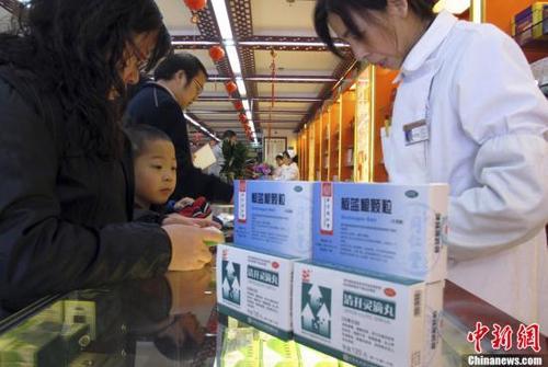 資料圖：北京一家老字號藥店內(nèi)，前來購買藥品的市民絡(luò)繹不絕。<a target='_blank'  data-cke-saved- ><p  align=