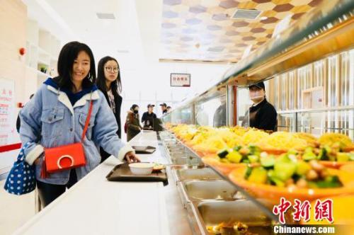 　資料圖：消費者在餐廳就餐?！惴?攝