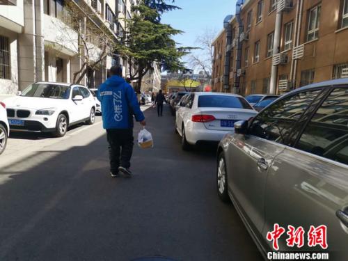 圖為餓了么配送員正在送餐。 謝藝觀 攝