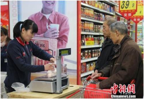 資料圖：在保定市北市區(qū)一家大型超市內(nèi)，促銷員正在為購(gòu)買雞蛋的市民稱量、打包。李芳華 攝