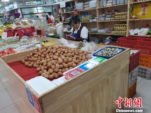 圖為菜市場(chǎng)里賣的雞蛋。 謝藝觀 攝