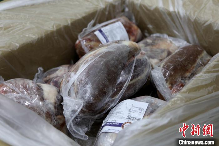 當雄縣援鄂物資中的牦牛肉，圖中的為腱子肉，是牦牛肉中的“極品”。　當雄縣 供圖 攝