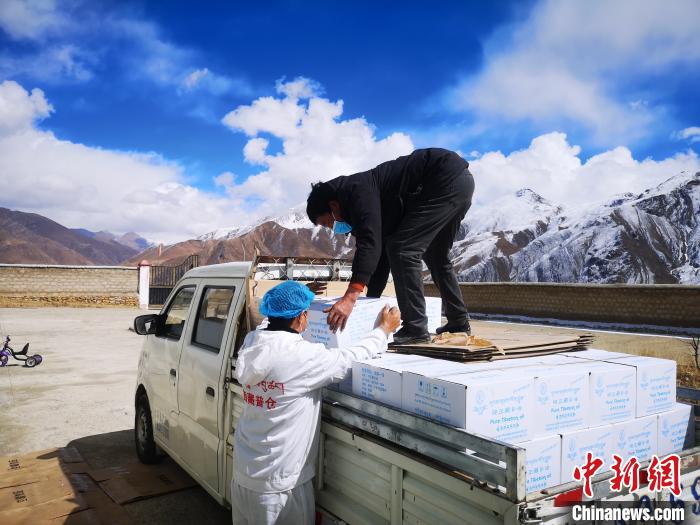 圖為工作人員搬運(yùn)物資。堆龍德慶區(qū)宣傳部供圖