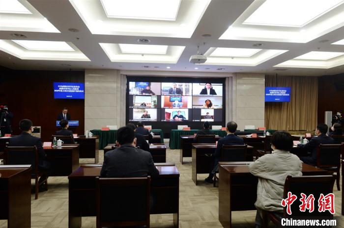 青羊區(qū)2020年重大項(xiàng)目在線集中簽約儀式現(xiàn)場。青羊區(qū)委宣傳部供圖