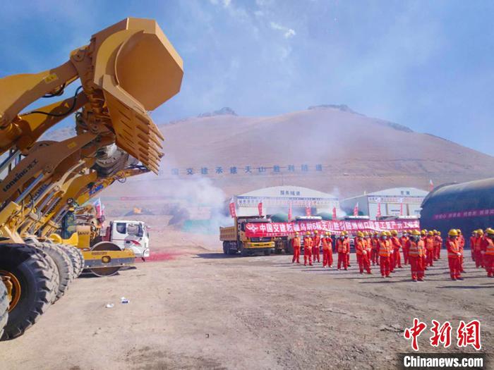 備受國(guó)內(nèi)外關(guān)注的G0711線烏魯木齊至尉犁高速公路建設(shè)項(xiàng)目天山勝利隧道復(fù)工“進(jìn)行時(shí)”。　陳劍飛 攝