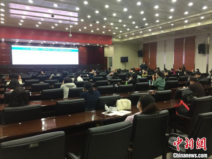 山西選派554名疫情防控指導員駐校指導高三年級開學疫情防控?！「呷鸱?攝
