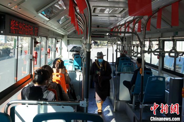 拉薩市民生活如常，圖為民眾戴口罩乘坐公交車。　江飛波 攝