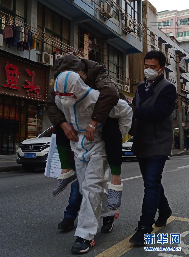 （習(xí)近平致敬的戰(zhàn)“疫”英雄·公安干警篇·圖文互動(dòng)）（4）他們，抗疫一線鑄警魂