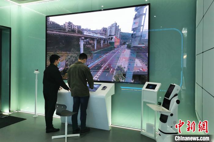 圖為重慶聯(lián)通工作人員在禮嘉智慧公園·5G體驗館調試5G+VR360度全景直播。兩江產業(yè)集團 供圖