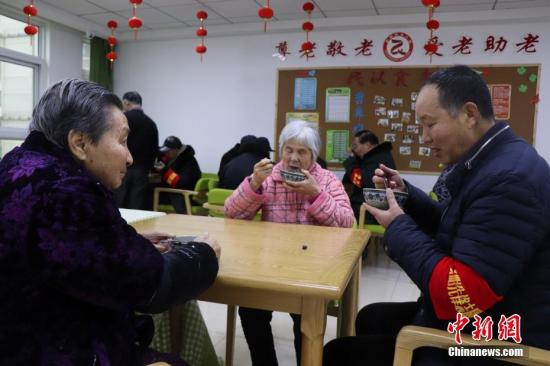1月13日，志愿者為社區(qū)養(yǎng)老院送臘八粥。當(dāng)日是中國傳統(tǒng)臘八節(jié)，安徽省合肥市濱湖欣園社區(qū)志愿者為社區(qū)養(yǎng)老院送去臘八粥、慰問品和節(jié)日的祝福。<a target='_blank'  data-cke-saved- >中新社</a>發(fā) 余秀娟 攝