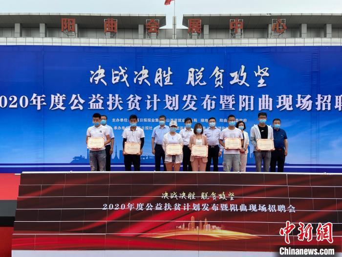 在現(xiàn)場，綠地集團(tuán)與困難就業(yè)群體就業(yè)代表簽署勞務(wù)合同，并為首批6名就業(yè)代表頒發(fā)上崗證書。　屈麗霞 攝