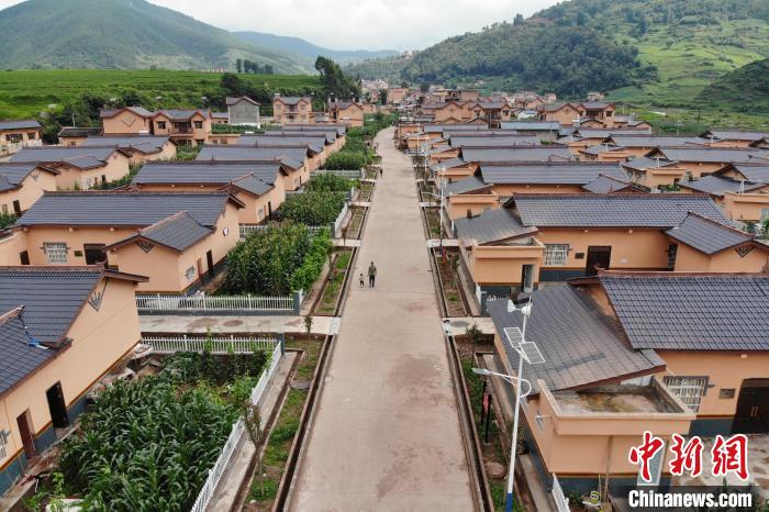 平坦的水泥路從村民居住區(qū)穿過?！埨?攝