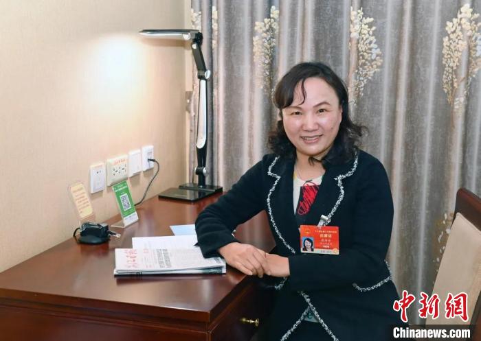 全國人大代表，浙江省臺州市椒江區(qū)大陳實驗學(xué)校校長、黨支部書記翁麗芬 蔡榮章 攝