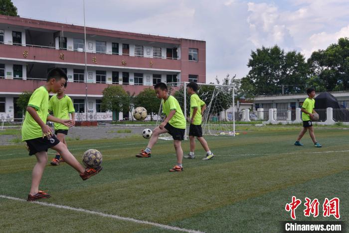 人大代表呼吁篩查防控青少年頸椎、脊柱等健康問題