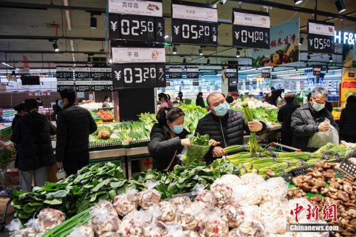 資料圖：民眾在超市采購商品。<a target='_blank'  data-cke-saved- >中新社</a>記者 侯宇 攝